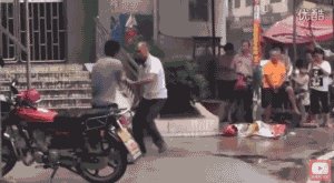 民间高手大街上过招:老外看傻眼（图）