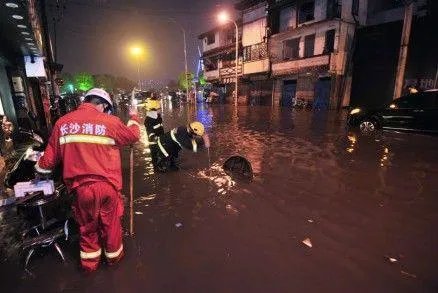 深圳暴雨地铁站被淹,开车如坐船,遇到暴雨应怎么办?