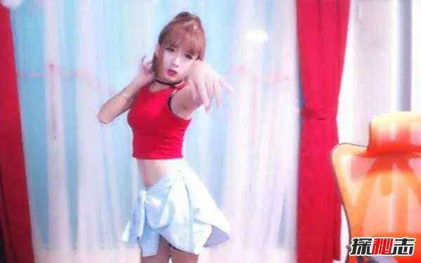 女主播跳舞胸掉了 真相竟是这样(走光)