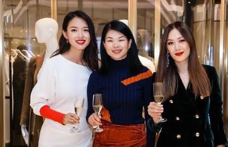 “最丑”模特吕燕完美逆袭，出身底层嫁入豪门，混血儿子颜值超高，啥颜值？