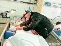 济南小伙跳湖救人受伤住院，被救老人为感恩照料受伤小伙，你怎么看？