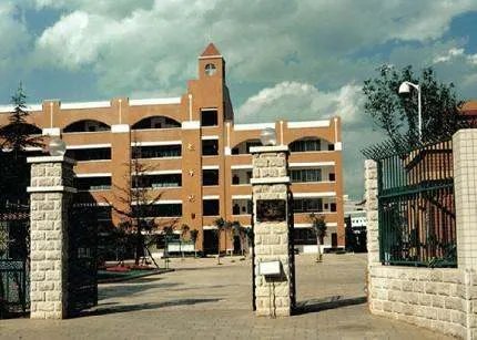 滇池中学高中部在哪儿？