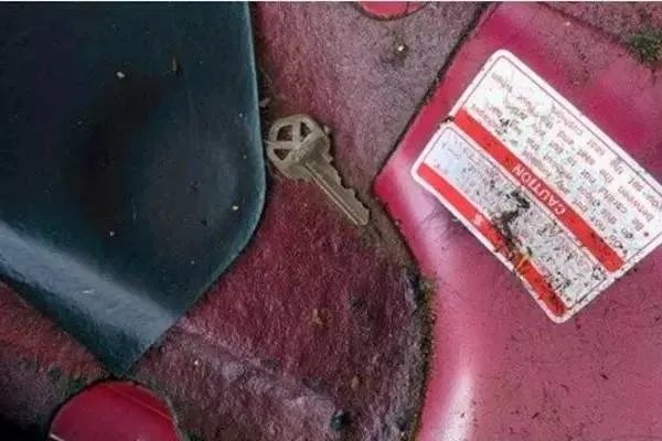 男子买到二手车 翻开座垫后惊呆了（图）