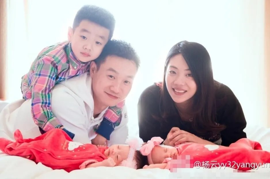 杨威双胞胎满月 晒一家五口合照