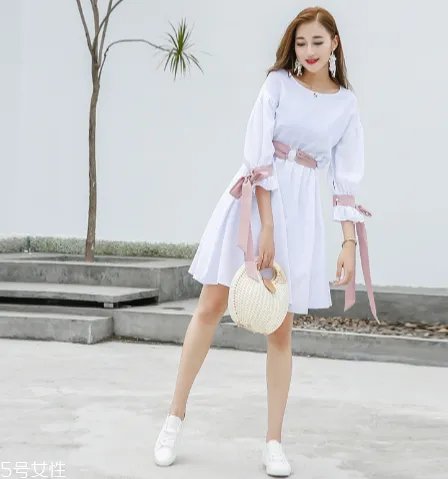 白色连衣裙怎么搭配？白色连衣裙搭配技巧