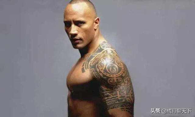 巨石强森、罗曼·雷恩斯的纹身都有什么来头？为什么他们的纹身很像？