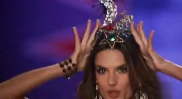 2017维密大秀，超模奚梦瑶不慎摔倒，未来的道路会如何？