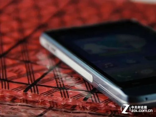 4吋安卓4.0超薄强电 步步高vivo E3评测