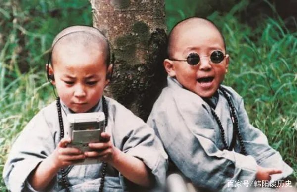 向华强都不敢惹，王宝强要行晚辈礼，释小龙究竟是什么身份？