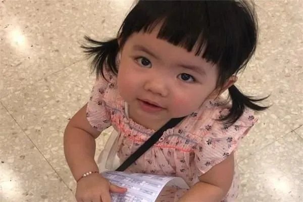李灿森一岁半女儿走红，颜值神似缩小版洪金宝吗？
