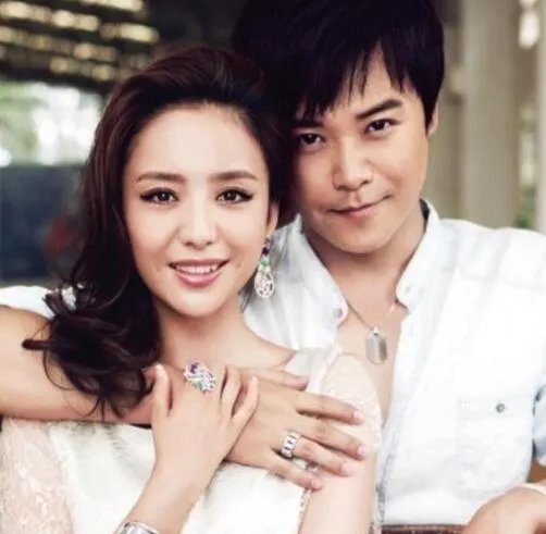 陈思诚佟丽娅结婚照片曝光 一家三口其乐融融羡煞旁人