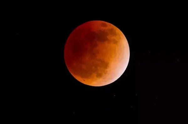 今天有月全食吗？