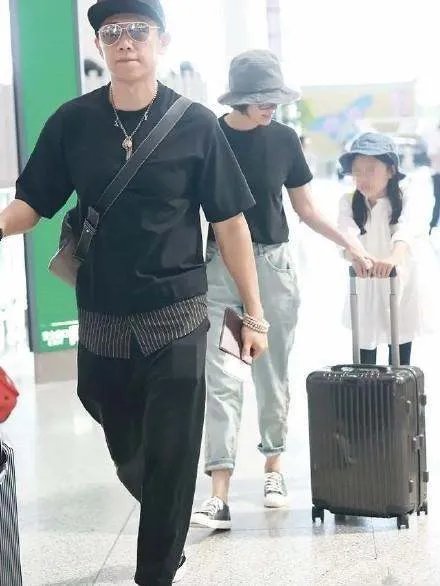 袁泉夏雨穿情侣装现身，女儿身高到妈妈肩膀，一家三口怎么那么接地气呢?