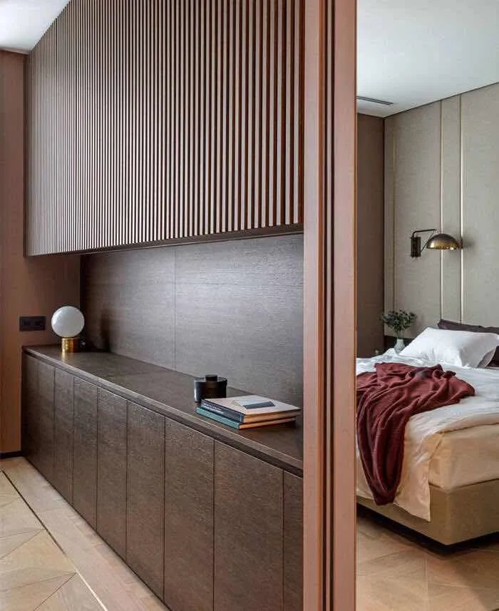 深红色打造的公寓翻新设计，效果令人惊叹！