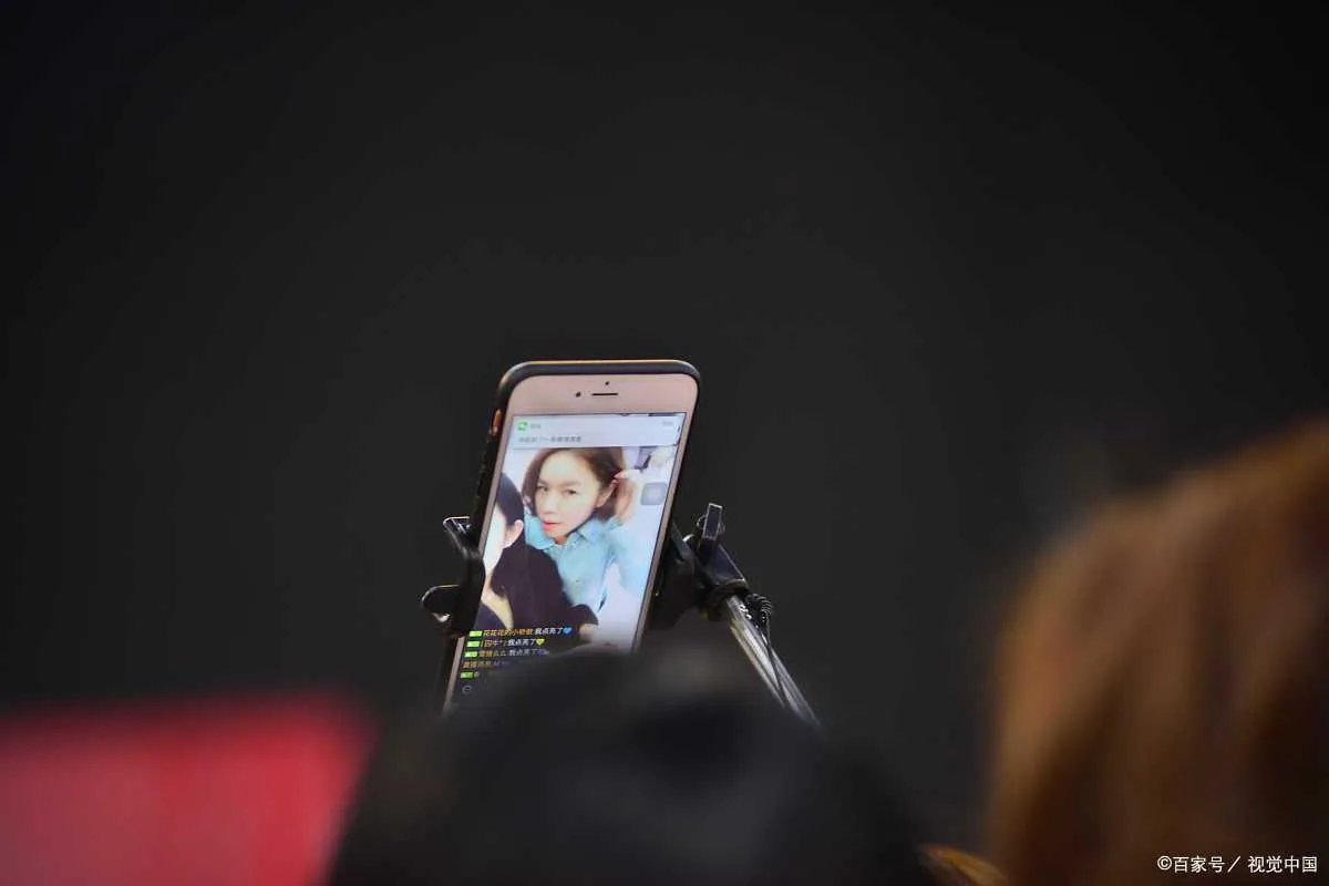 发现年迈的父亲喜欢打赏年轻的女主播，我该怎么劝说他呢？