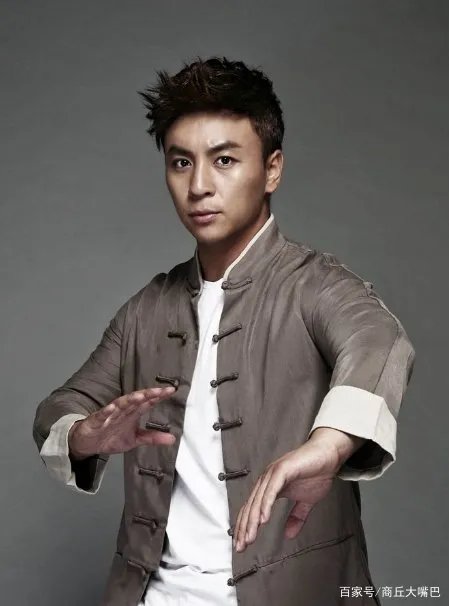 向华强都不敢惹，王宝强要行晚辈礼，释小龙究竟是什么身份？