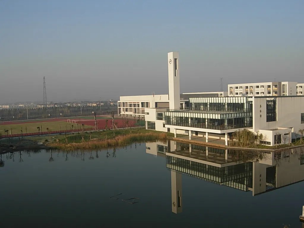 扬州中学西区校的学校简介