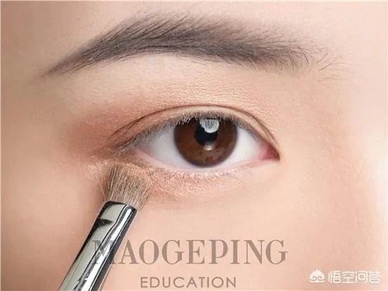 学习化烟熏妆的步骤，清纯优雅的烟熏妆？