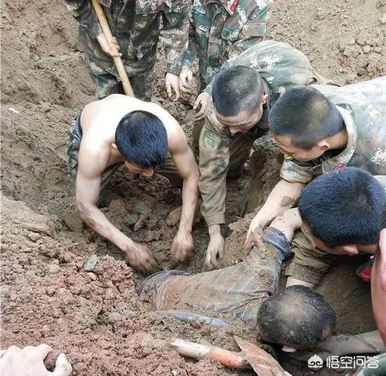 两名工人被垮塌泥土掩埋，50多名武警徒手挖人，你怎么看？