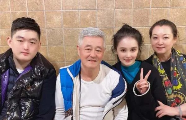 赵本山妻子谈女儿整容，坦言看着很揪心，女儿整容她该不该阻止？