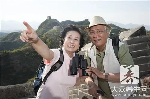 爬山对膝盖有损伤吗