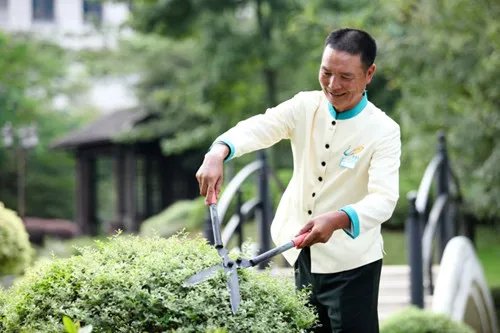 小区玻璃自爆物业赔吗