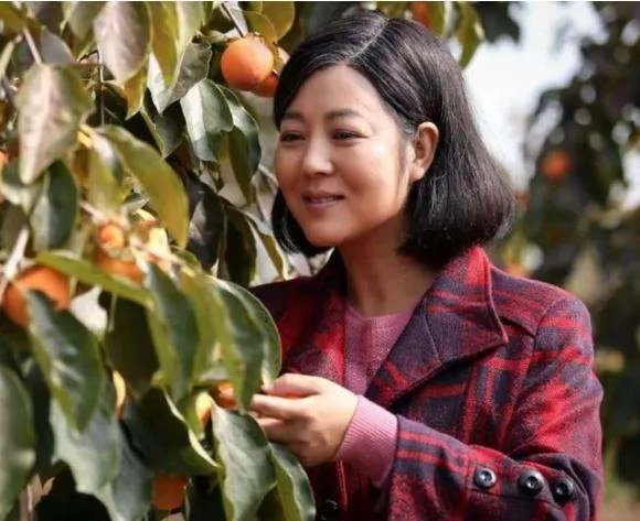 王茜华：演农村剧走红，为拍戏整容200次，今50岁现状如何？