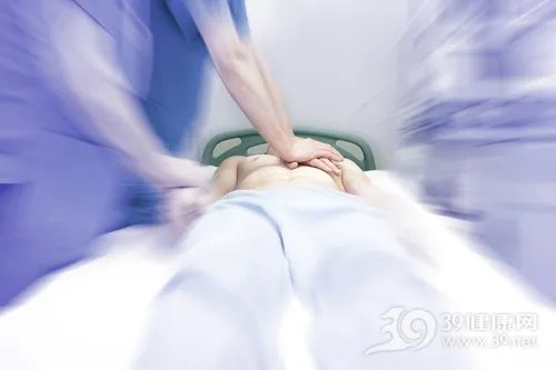 小伙洗鸳鸯浴被电身亡 触电急救方法必须学