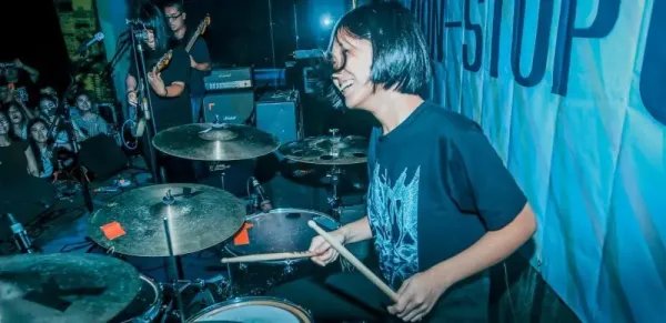 知名乐队鼓手蔡忆凡去世，她在乐坛是个怎样的人？