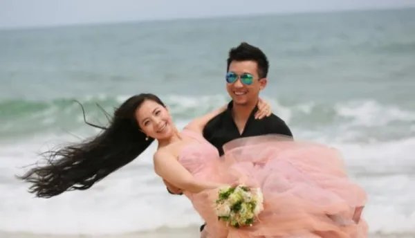 草帽姐卖惨被批炒作，嫁初恋的王二妮如今咋样？