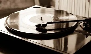 笑拥江山梦歌词 笑拥江山梦的歌词是什么及演唱者是谁