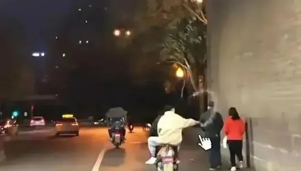 西安警方回应男子向路人泼不明液体：系瓶装饮料！如何严惩这名男子？