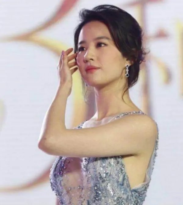 刘亦菲的国籍为何是美国的？