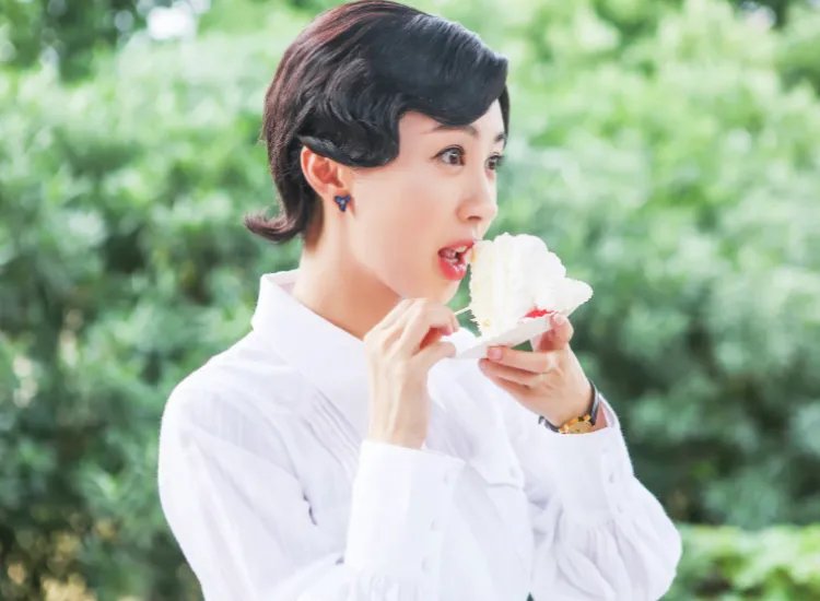 明星走红毯很赏心悦目，可偏偏她却走的惊心动魄？