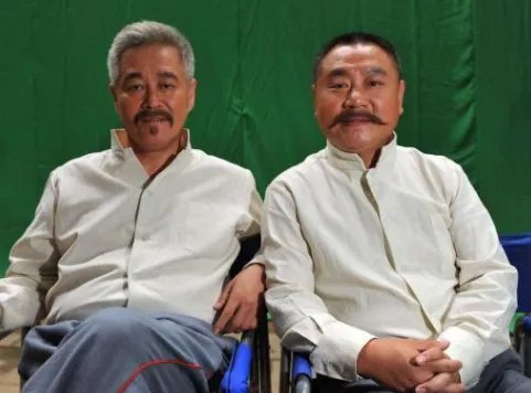 赵本山“打戏”花絮曝光，范伟被一脚踹到地上，两人相拥大笑，两人在拍啥？