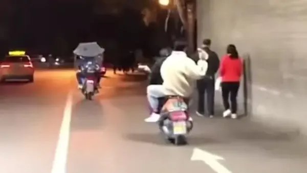 西安警方回应男子向路人泼不明液体：系瓶装饮料！如何严惩这名男子？