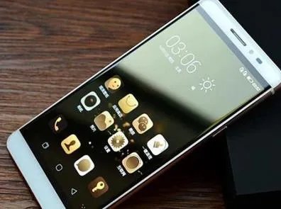 没充电器这样做竟然也能给手机充电（图）