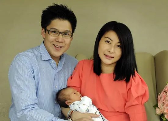 趁郭晶晶不在霍启刚带娃吃快餐，爸爸们带娃都是如此含糊吗？