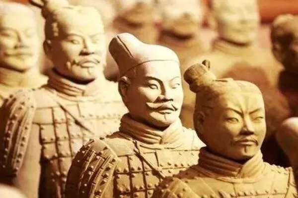 秦始皇兵马俑非常出名，那么他们为什么不带头盔？