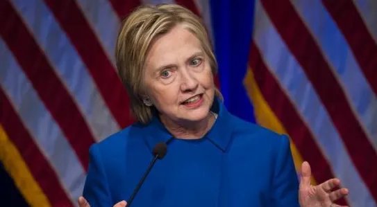 希拉里英国推销自传遇到什么意外？