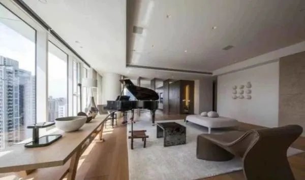 向太携儿子儿媳与友人聚餐，为何郭碧婷表情一脸冷淡？