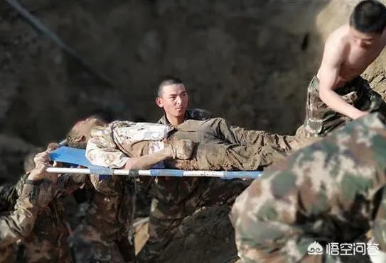 两名工人被垮塌泥土掩埋，50多名武警徒手挖人，你怎么看？
