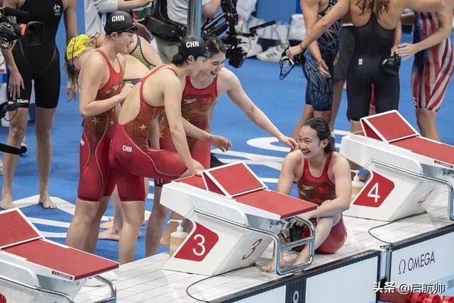 关晓彤晒出与张雨霏合影,两种风情,哪种美更胜一筹?