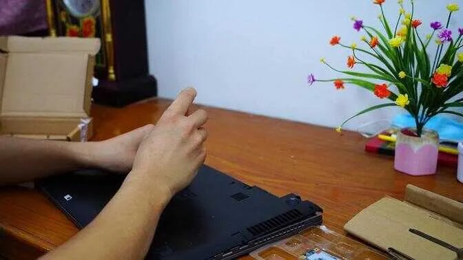 联想y430拆机教程(笔记本电脑拆卸更换固态硬盘)