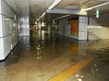 深圳暴雨地铁站被淹,开车如坐船,遇到暴雨应怎么办?