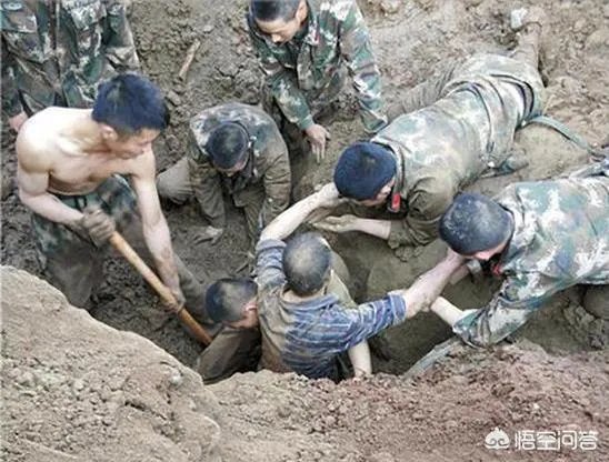 两名工人被垮塌泥土掩埋，50多名武警徒手挖人，你怎么看？