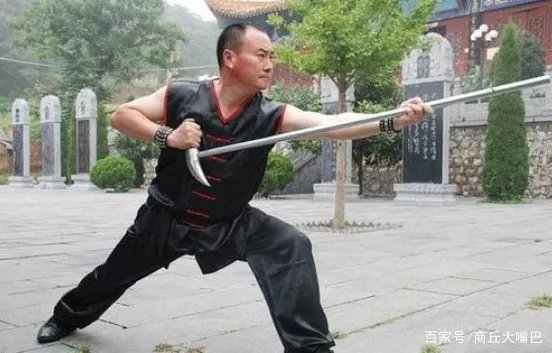 向华强都不敢惹，王宝强要行晚辈礼，释小龙究竟是什么身份？