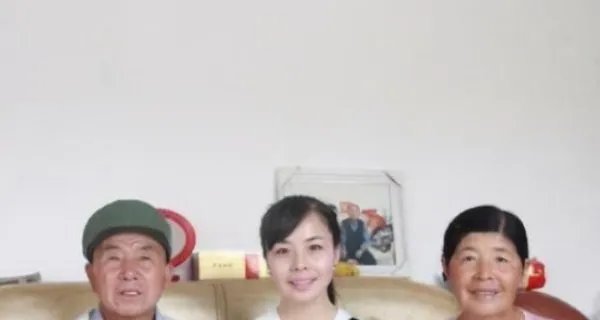 草帽姐卖惨被批炒作，嫁初恋的王二妮如今咋样？