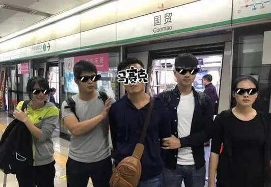 男子地铁突然被铐是怎么回事?