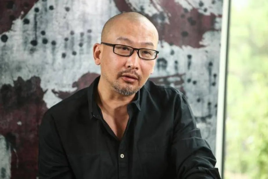 与马伊琍相恋4年的管虎，为何转身娶了她的闺蜜梁静？